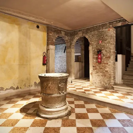 アパート Elegant With Lift In 17th-century Palace, Walk To St Marks Square ヴェネツィア