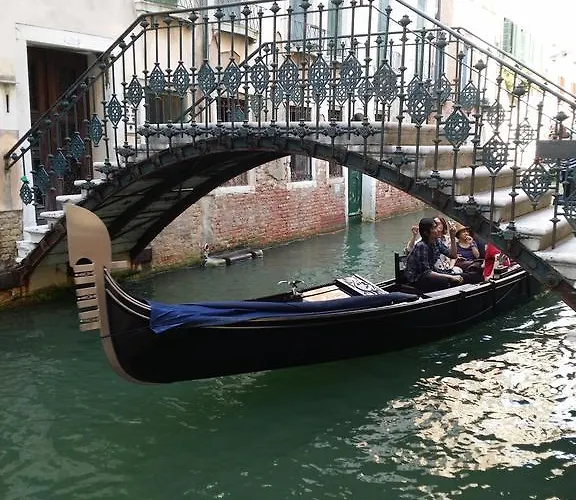 Elegant With Lift In Historical 1600 Palace, A Few Min Walk From San Marco Square *