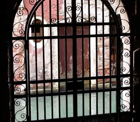 Elegant With Lift In Historical 1600 Palace, A Few Min Walk From San Marco Square Apartment Venedig