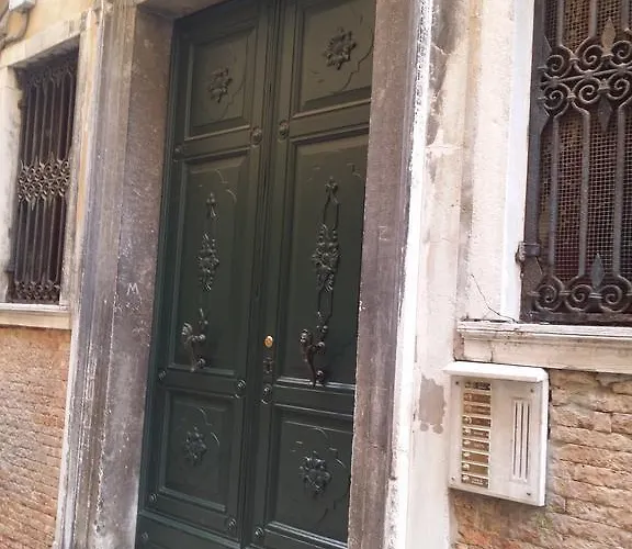 Elegant With Lift In Historical 1600 Palace, A Few Min Walk From San Marco Square Apartment Venedig