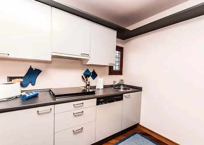 Elegant With Lift In Historical 1600 Palace, A Few Min Walk From San Marco Square Apartment Venedig