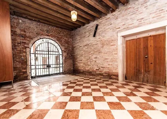 Elegant With Lift In Historical 1600 Palace, A Few Min Walk From San Marco Square Apartment