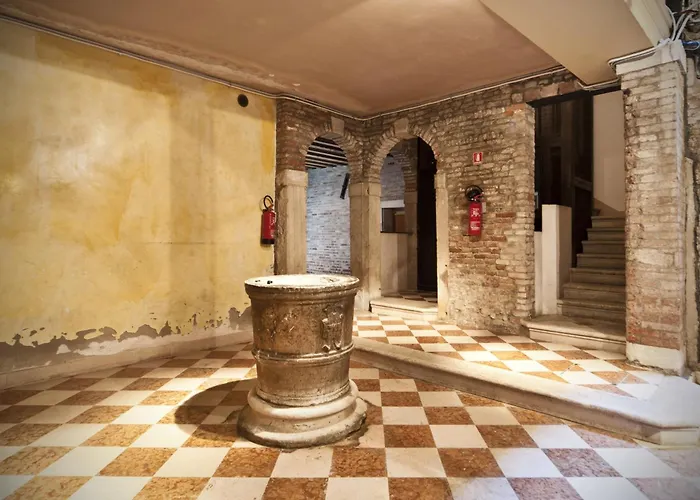 Apartment Elegant With Lift In Historical 1600 Palace, A Few Min Walk From San Marco Square Venedig