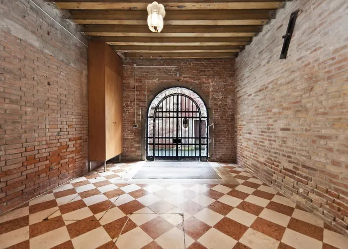Elegant With Lift In Historical 1600 Palace, A Few Min Walk From San Marco Square Apartment Venedig