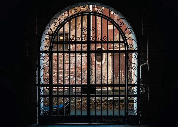 Elegant With Lift In Historical 1600 Palace, A Few Min Walk From San Marco Square Apartment